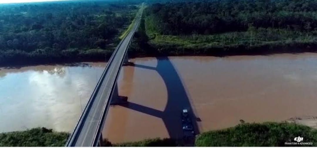 Ao tentar fazer selfie, homem cai de ponte e desaparece nas águas do Rio Purus